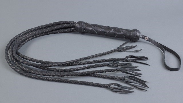 Черная плеть ручной работы шестихвостка - фото 153777